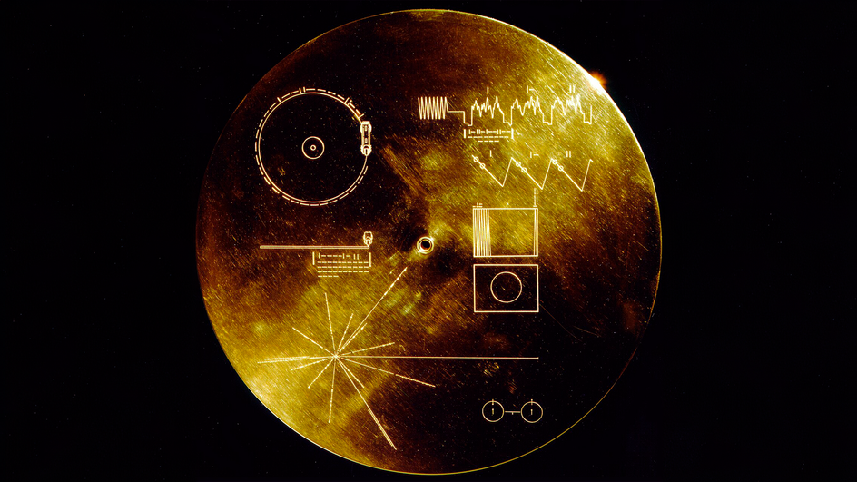 Фотография Золотой пластинки «Voyager» в футляре с пояснениями к использованию