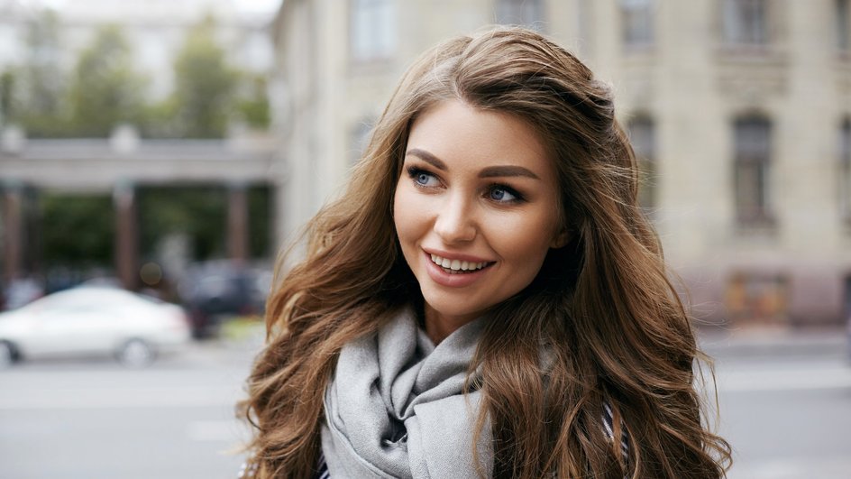 Женщина-Лев улыбается и смотрит в сторону Женщина-Лев улыбается и смотрит в сторону