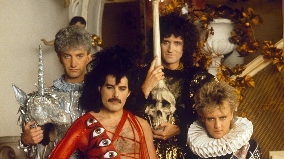 Группа Queen на съемках клипа на песню It's a hard life Группа Queen на съемках клипа на песню It's a hard life