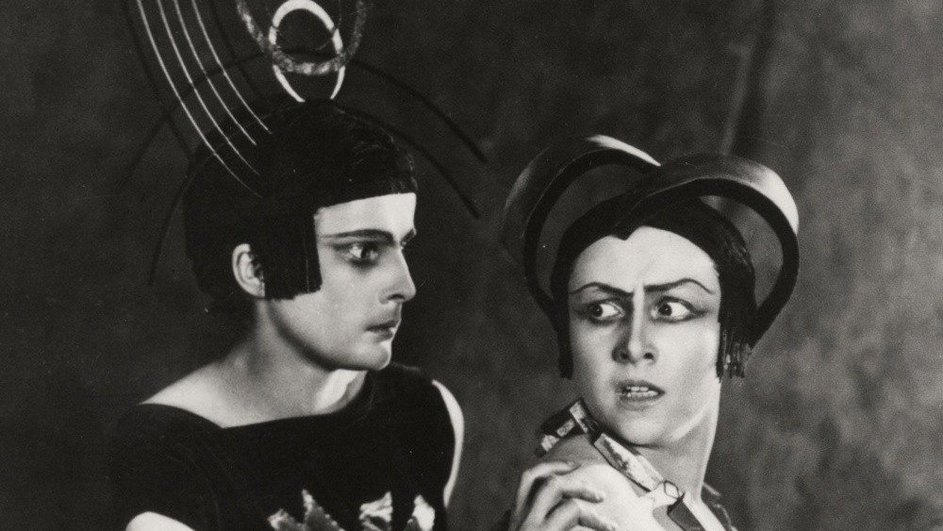Юлия Солнцева и Александра Перегонец в фильме «Аэлита» Юлия Солнцева и Александра Перегонец в фильме «Аэлита»