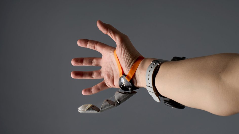 Робот-палец на руке