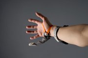 Робот-палец на руке