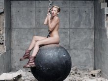 Майли Сайрус в клипе Wrecking Ball Майли Сайрус в клипе Wrecking Ball