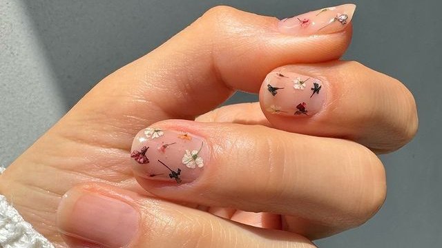 Маникюр с сухоцветами Маникюр с сухоцветами
