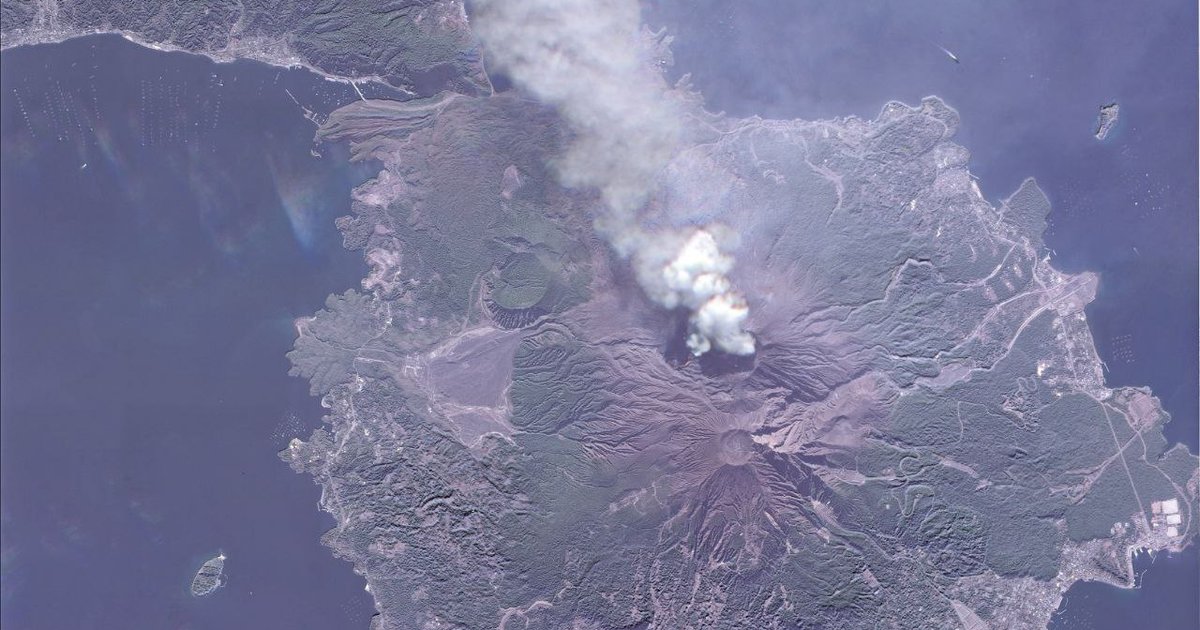 Российский спутник снял проснувшийся в&nbsp;Японии вулкан