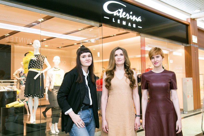 С нашей героиней Ладой (в центре) и вторым стилистом Машей (справа) мы встретились в магазине