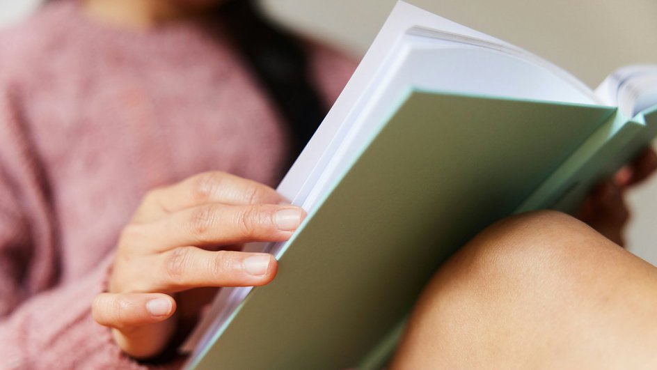 Девушка читает книгу Девушка читает книгу