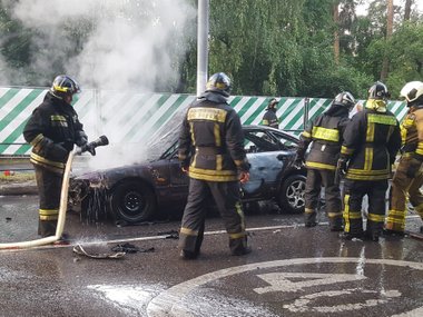 slide image for gallery: 27990 | Ликвидация возгорания автомобиля Mazda на пересечении ул. Тимуровская и ул. Бакинская на юге Москвы.