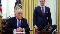 Президент США Трамп выступает с речью с министром обороны Хегсетом в Овальном кабинете Белого дома