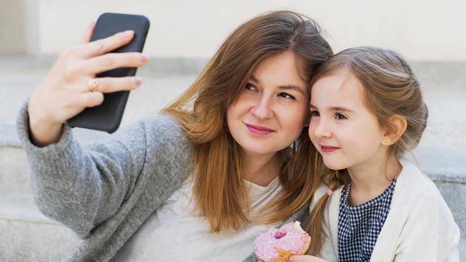 Мама с дочкой фотографируеюся