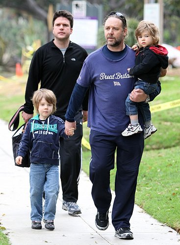 С сыновьями на прогулке. Беверли Хиллз, 2008 год