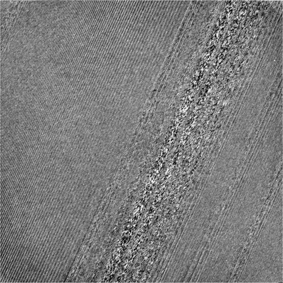 Новые изображения колец Сатурна показывают, как текстуры различаются даже в непосредственной близости друг от друга. Изображение справа было отфильтровано, так что текстура стала более заметной. Фото: НАСА / JPL-Caltech / Институт космических наук
