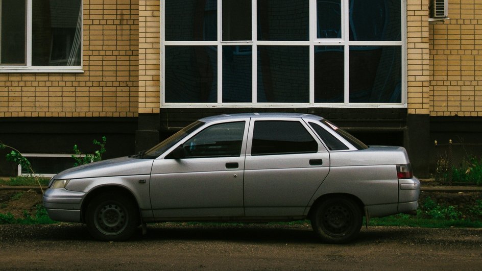 автомобиль Lada у дома автомобиль Lada у дома