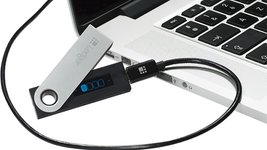 Аппаратные кошельки разных производителей. Слева направо:  Ledger, Trezor и KeepKey. Фото: cryptomining-blog.com