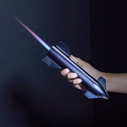 Когда пламя неактивно, то Starship Torch превращается в коллекционную модель космического корабля SpaceX Starship в масштабе 1:200. Ее можно использовать для украшения стола. Фото: SpaceX