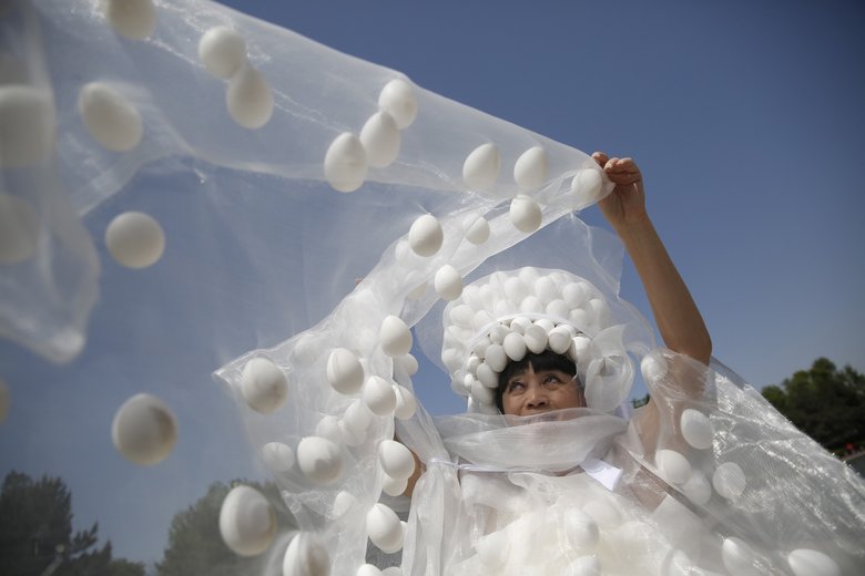 Кун Нин представила свадебное платье из тысячи яиц