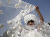 Content image for: 490169 | Кун Нин представила свадебное платье из тысячи яиц