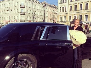 Slide image for gallery: 3810 | Комментарий «Леди Mail.Ru»: Анастасия Волочкова никуда не ездит без белых роз