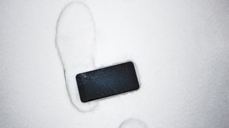 Не роняйте iPhone в снег. Даже ради красивого кадра. Фото: depositphotos