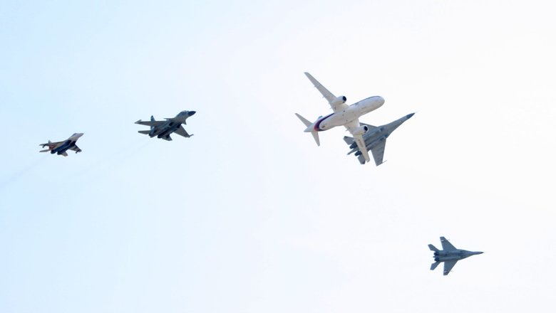 Полет самолетов SSJ-100, Су-30МК, Су-35, МиГ-29ОВТ, МиГ-35