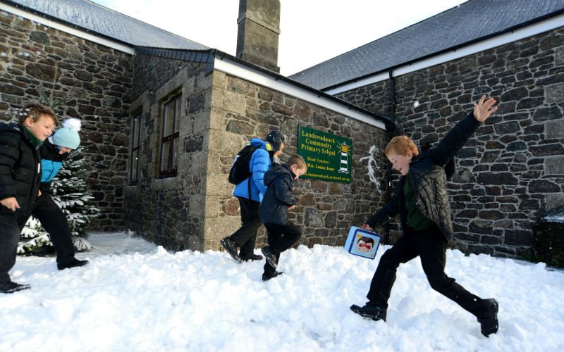 Дети радуются снегу. В одной из школ графства Корнуолл.