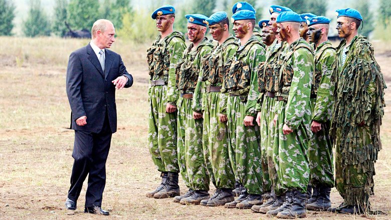 Владимир Путин посетил полигон «Песчанка» 212-го окружного учебного центра Сибирского военного округа (СибВО) в Чите, где встретился с бойцами спецназа МВД и СибВО, 2002 год. Владимир Путин посетил полигон «Песчанка» 212-го окружного учебного центра Сибирского военного округа (СибВО) в Чите, где встретился с бойцами спецназа МВД и СибВО, 2002 год.
