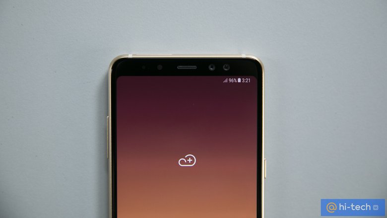 В Galaxy A8+ есть портретный режим: при желании можно размазать фон на селфи-снимке. Работает это не всегда корректно, но дополнительная возможность — всегда приятно.