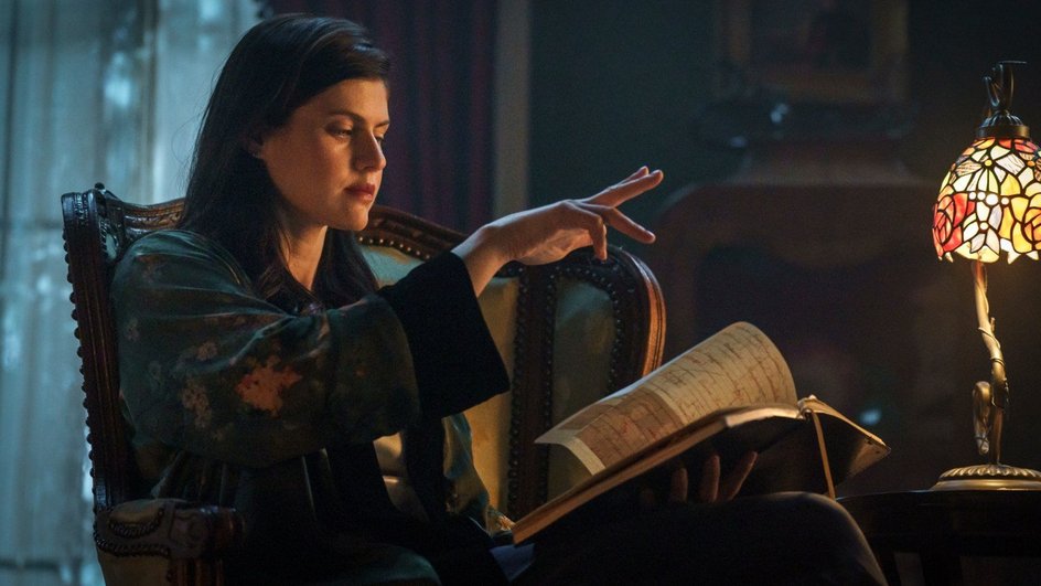 Александра Даддарио в сериале «Мэйфейрские ведьмы» Александра Даддарио в сериале «Мэйфейрские ведьмы»