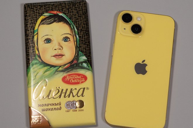 Желтый iPhone 14