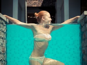 бег под водой бассейн бикини