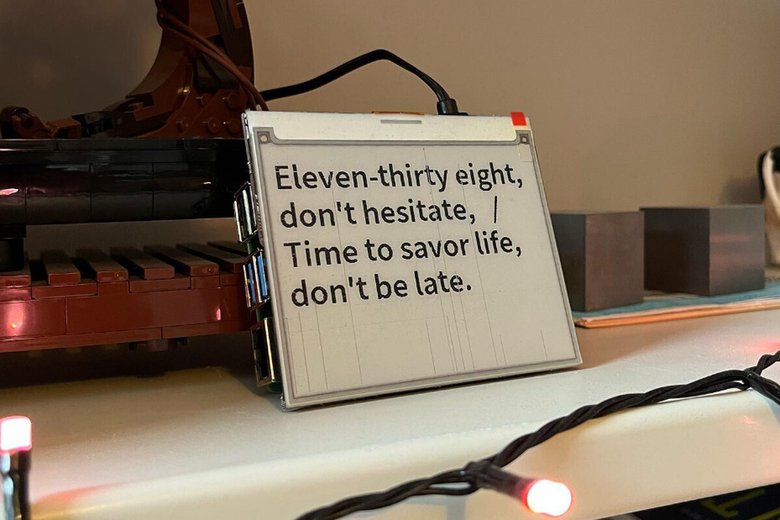 Так выглядит это изобретение. Перевод текста: «Одиннадцать-тридцать восемь, не стесняйтесь / Время наслаждаться жизнью, не опаздывайте». Фото: The Verge