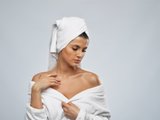 Девушка уход полотенце (источник: freepik) Девушка уход полотенце (источник: freepik)