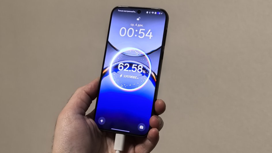 дизайн OPPO Find X8 в руке дизайн OPPO Find X8 в руке