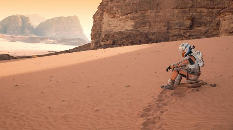 Герой фильма «Марсианин» Марк Уотни жизни на Марсе не нашел, поэтому организовал ее сам. Скриншот из фильма