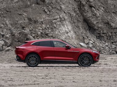 slide image for gallery: 25315 | Aston Martin DBX