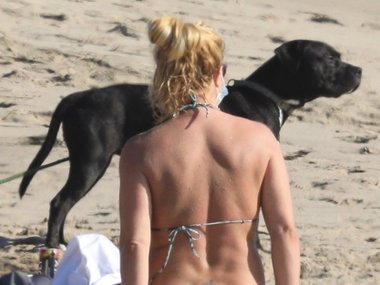 Бритни Спирс на пляже в Малибу