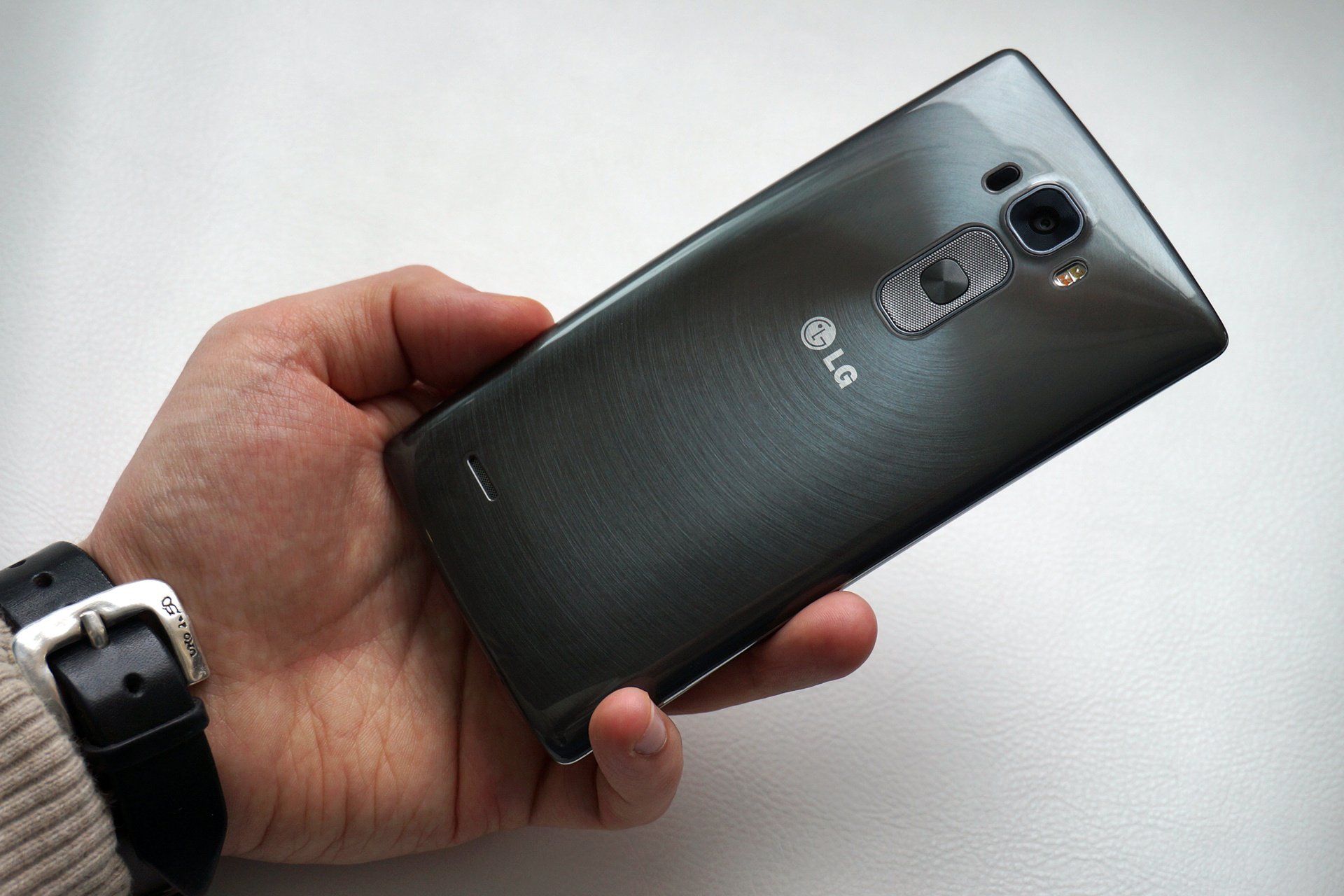 Обзор LG G Flex 2: зачем согнули первый флагман 2015 года? - Hi-Tech Mail.ru