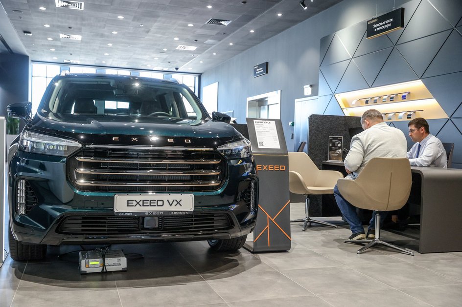 Покупатель и менеджер в автосалоне "Авилон Легенда" Покупатель и менеджер в автосалоне "Авилон Легенда"