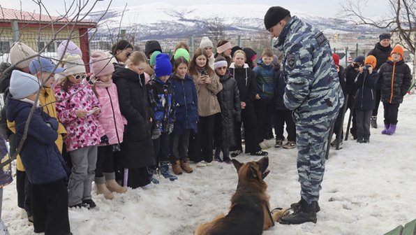 В Магадане школьники посетили кинологическую службу полиции