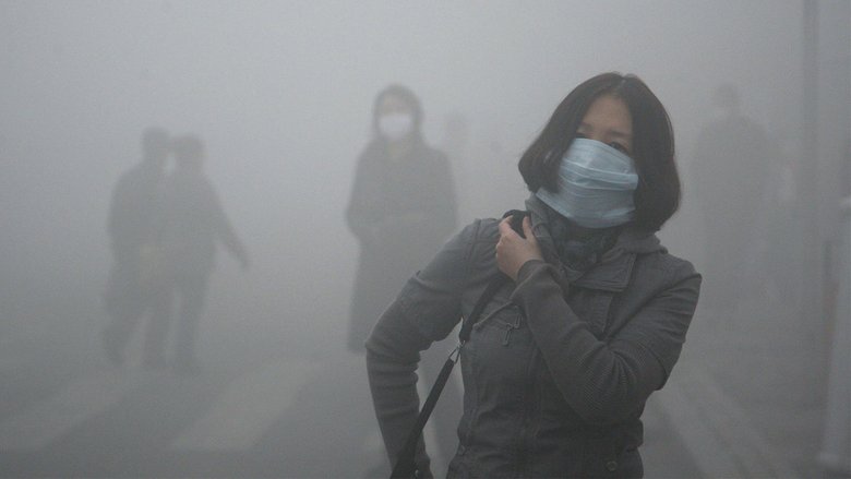 Женщина на улице Пекина пытается спастись от пыли при помощи маски. Фото: Vos Iz Neias?