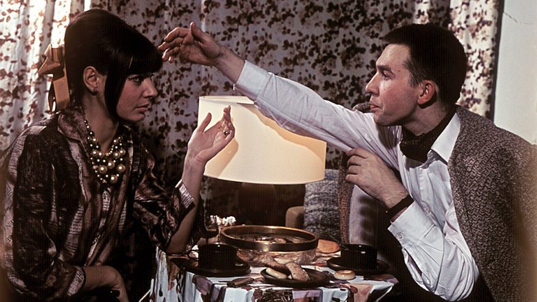 Художник-модельер Вячеслав Зайцев и манекенщица Регина Збарская во время обсуждения новых моделей. 1966 год Художник-модельер Вячеслав Зайцев и манекенщица Регина Збарская во время обсуждения новых моделей. 1966 год