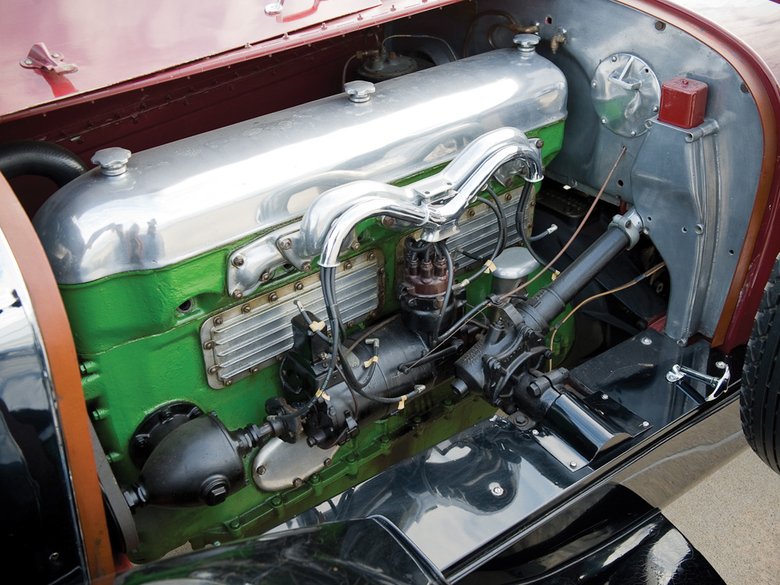 Блок цилиндров зеленого цвета — оригинальный штрих всех автомобильных двигателей Duesenberg