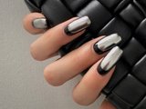 Серебристый маникюр с черной лункой из аккаунта Baddiesclubs_ Серебристый маникюр с черной лункой из аккаунта Baddiesclubs_
