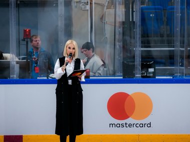 Slide image for gallery: 11289 | Лера Кудрявцева появилась на хоккее в черно-белом костюме