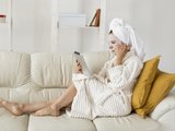девушка с маской на лице смотрит в экран планшета девушка с маской на лице смотрит в экран планшета