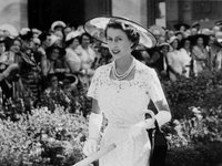 Content image for: 520046 | Косынка и подчеркнутая талия: знаменитые наряды королевы Елизаветы II