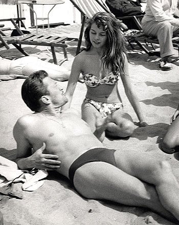 Керк Дуглас и Брижитт Бордо на каннском пляже, 1955 год