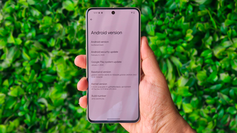 Характеристики Android 15 в телефоне, который держат в руке