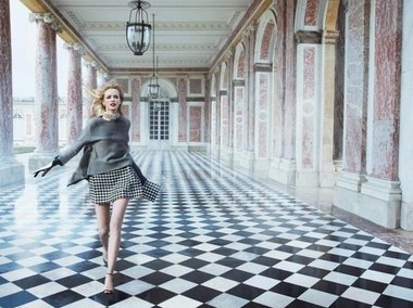 Slide image for gallery: 3393 | Комментарий «Леди Mail.Ru»: модель Дарья Строкус в рекламной кампании Dior похожа на прекрасную нимфу, которая бродит по позолоченым залам Версальского дворца, а потом с не меньшим энтузиазмом мчится по лесу...