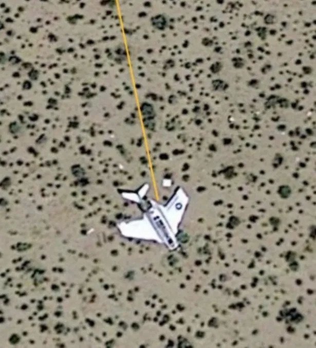 Обломки самолета расположены недалеко от «портала в ад». Фото: Google Earth